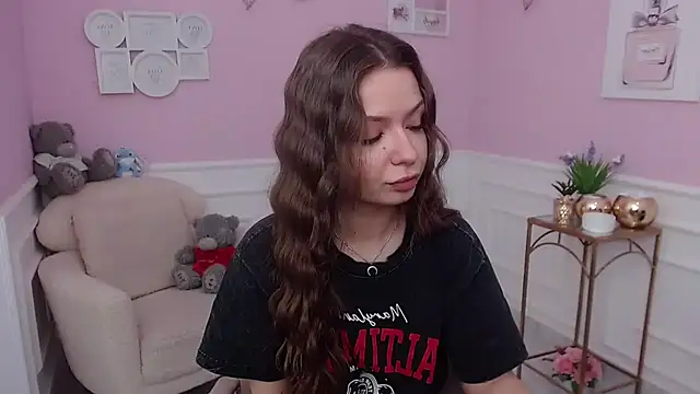 LucySkilar online show from November 27, 6:04 am