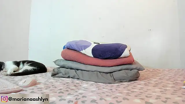 Melaniegirl17 online show from October 14, 7:14 pm