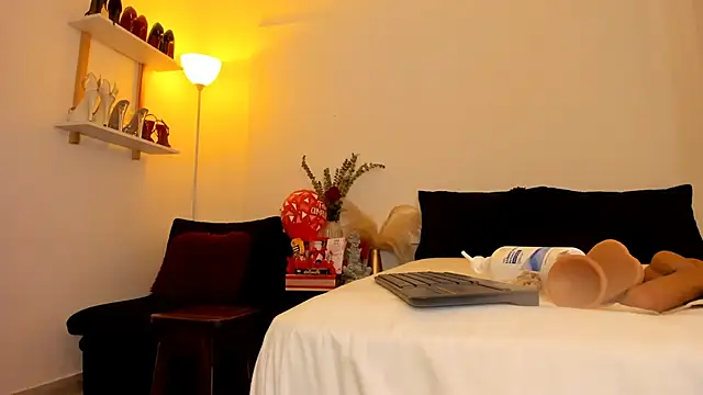 Snapshot of leslie_k chatting on February 13, 4:43 am leslie k online show from February 13, 4:43 am