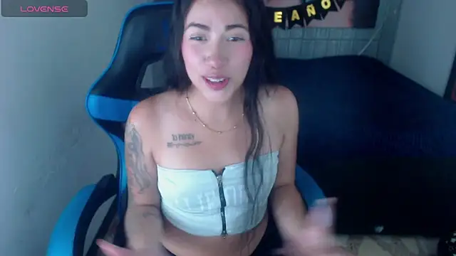 Snapshot of sylvana_19 chatting on October 4, 9:35 pm sylvana 19 online show from October 4, 9:35 pm