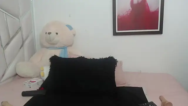 Snapshot of celestesouzalatin chatting on January 6, 9:43 pm celestesouzalatin online show from January 6, 9:43 pm