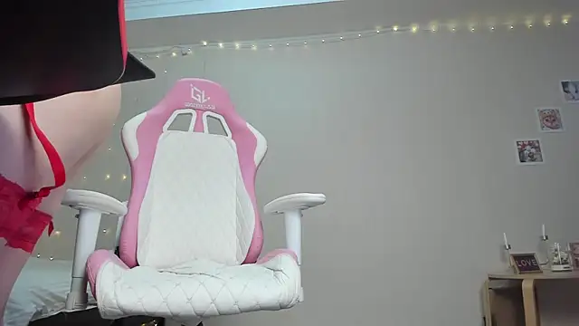 teencute online show from February 19, 5:27 am