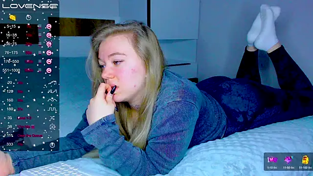 kitti kaattt online show from December 4, 3:15 am