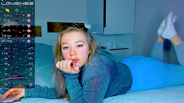 kitti kaattt online show from December 13, 3:49 am