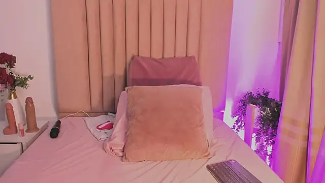 Snapshot of MirandaRoxx chatting on September 29, 11:59 am MirandaRoxx online show from September 29, 11:59 am