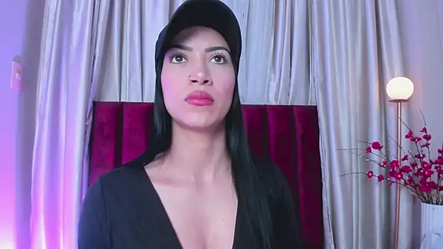 Snapshot of MirandaRoxx chatting on November 27, 11:34 am MirandaRoxx online show from November 27, 11:34 am