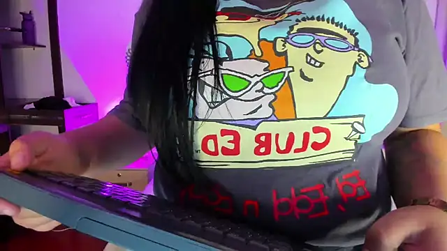 Snapshot of Kylie2211 chatting on February 7, 2:40 am Kylie2211 online show from February 7, 2:40 am