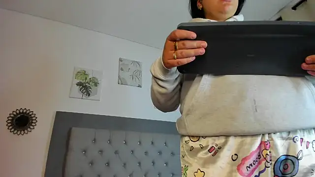 Snapshot of Kylie2211 chatting on February 20, 2:40 am Kylie2211 online show from February 20, 2:40 am