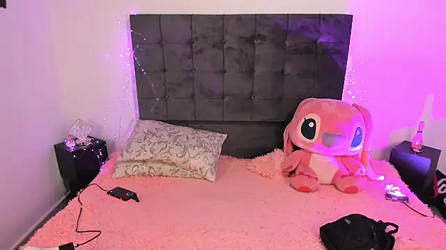 Snapshot of Kylie2211 chatting on October 24, 3:14 am Kylie2211 online show from October 24, 3:14 am