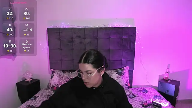 Snapshot of Kylie2211 chatting on November 13, 2:32 am Kylie2211 online show from November 13, 2:32 am