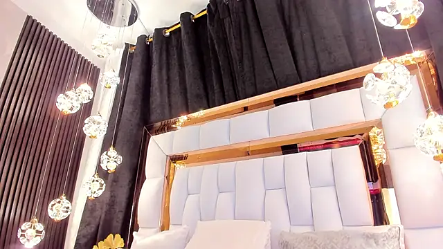 SarayRoyse online show from March 17, 7:15 pm