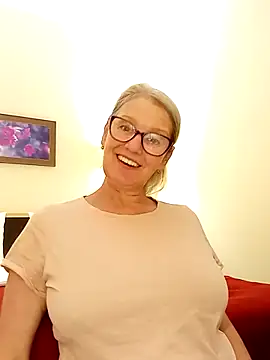 irinamaux online show from October 18, 3:35 pm