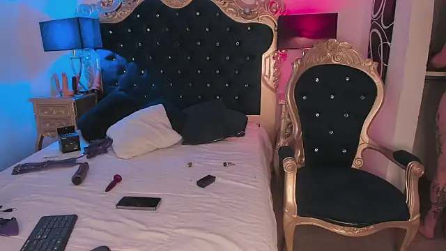 Snapshot of EmilyAllen_ chatting on December 11, 5:21 am EmilyAllen online show from December 11, 5:21 am