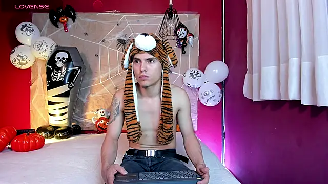 Snapshot of _Tattoo_Couple chatting on October 28, 2:31 pm Tattoo Couple online show from October 28, 2:31 pm