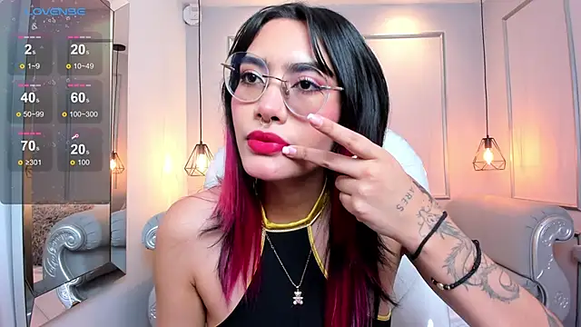 AzuraKindong online show from February 13, 7:10 pm