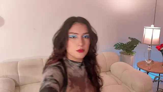 Snapshot of freya_bella_ chatting on December 15, 7:13 am freya bella online show from December 15, 7:13 am