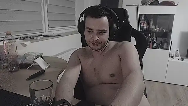 Snapshot of SharkLuigi chatting on September 29, 10:47 pm SharkLuigi online show from September 29, 10:47 pm