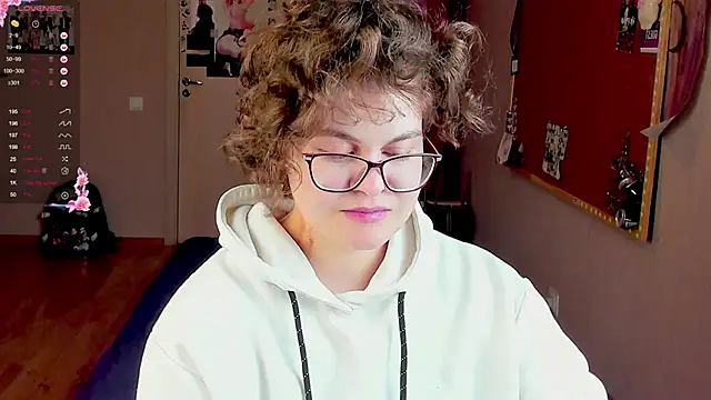 Snapshot of Sashy_Way chatting on December 7, 6:54 am Sashy Way online show from December 7, 6:54 am