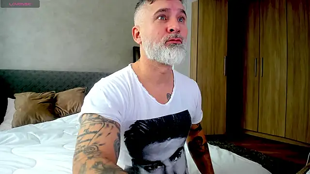 Snapshot of BlowMyXXL chatting on February 17, 7:04 am BlowMyXXL online show from February 17, 7:04 am