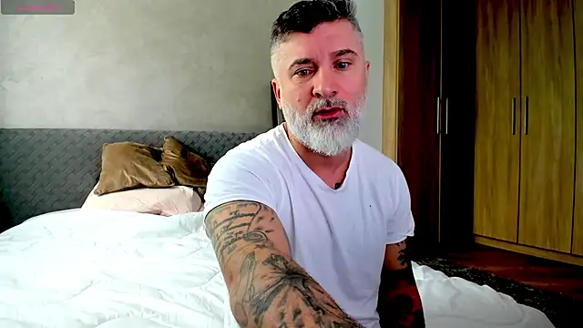 Snapshot of BlowMyXXL chatting on February 18, 7:43 am BlowMyXXL online show from February 18, 7:43 am