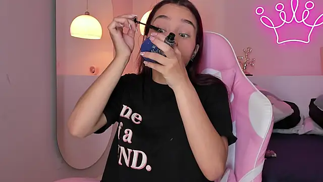 Snapshot of violeth_hill chatting on February 7, 4:06 am violeth hill online show from February 7, 4:06 am