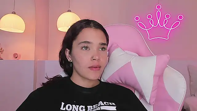 Snapshot of violeth_hill chatting on February 12, 2:14 am violeth hill online show from February 12, 2:14 am