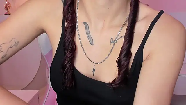 Snapshot of violeth_hill chatting on February 12, 8:18 pm violeth hill online show from February 12, 8:18 pm