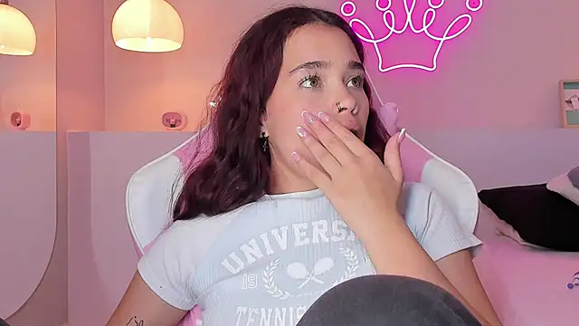 Snapshot of violeth_hill chatting on February 14, 2:07 am violeth hill online show from February 14, 2:07 am