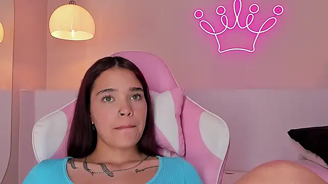 Snapshot of violeth_hill chatting on February 16, 2:42 am violeth hill online show from February 16, 2:42 am