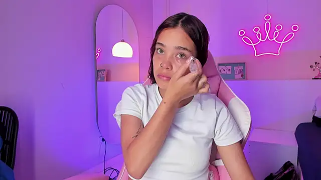 Snapshot of violeth_hill chatting on February 21, 8:16 pm violeth hill online show from February 21, 8:16 pm