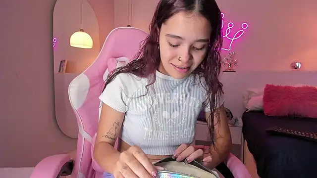 Snapshot of violeth_hill chatting on March 5, 8:00 pm violeth hill online show from March 5, 8:00 pm