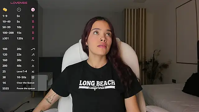 Snapshot of violeth_hill chatting on March 6, 5:33 pm violeth hill online show from March 6, 5:33 pm