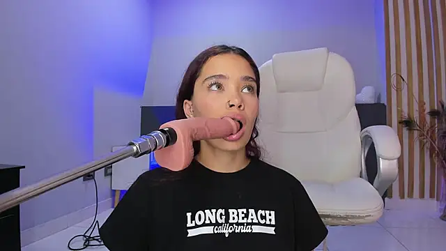 Snapshot of violeth_hill chatting on March 6, 8:37 pm violeth hill online show from March 6, 8:37 pm