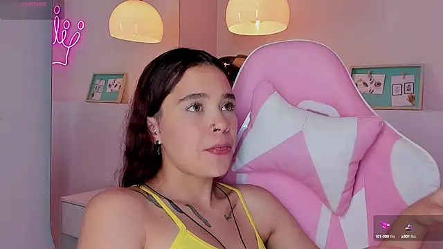 Snapshot of violeth_hill chatting on March 20, 11:34 pm violeth hill online show from March 20, 11:34 pm