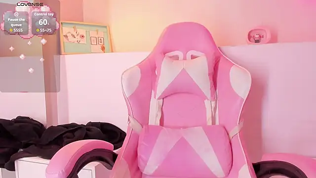 Snapshot of violeth_hill chatting on October 9, 6:39 pm violeth hill online show from October 9, 6:39 pm