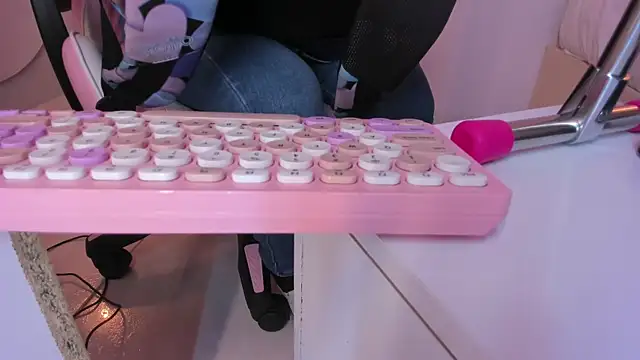 Snapshot of violeth_hill chatting on November 9, 7:12 pm violeth hill online show from November 9, 7:12 pm