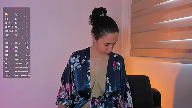 Snapshot of thaliacollins chatting on January 2, 3:08 pm thaliacollins online show from January 2, 3:08 pm