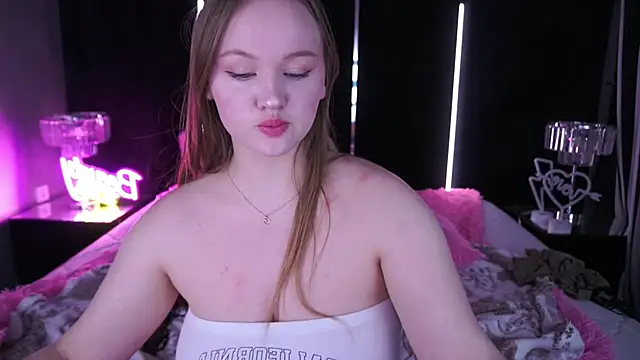 Snapshot of LylaYeess chatting on February 8, 10:39 am LylaYeess online show from February 8, 10:39 am