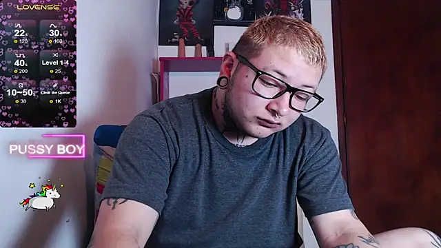 Snapshot of princeFtm chatting on February 1, 9:29 pm princeFtm online show from February 1, 9:29 pm