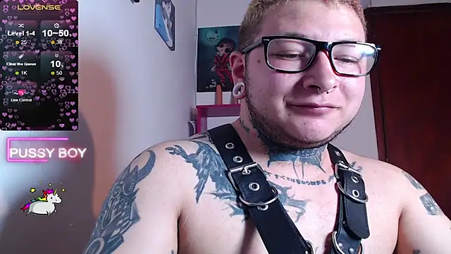 Snapshot of princeFtm chatting on February 4, 8:38 pm princeFtm online show from February 4, 8:38 pm