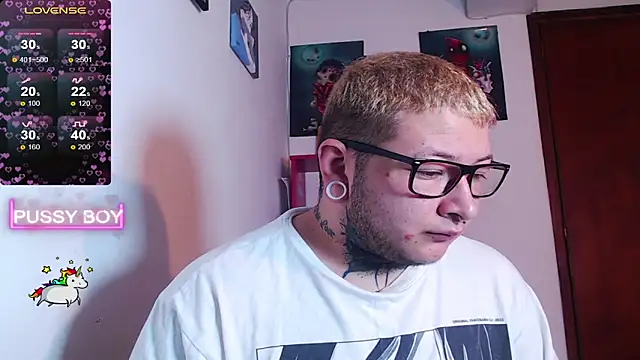 Snapshot of princeFtm chatting on February 6, 4:25 pm princeFtm online show from February 6, 4:25 pm