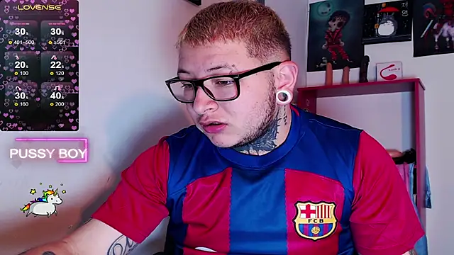 Snapshot of princeFtm chatting on February 9, 3:23 pm princeFtm online show from February 9, 3:23 pm