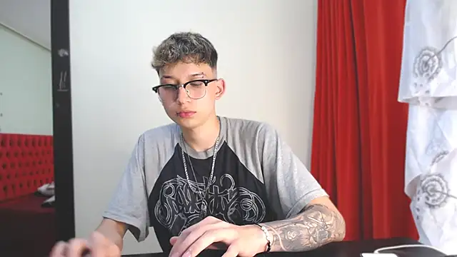  Thomas hot  online show from December 31, 3:01 am