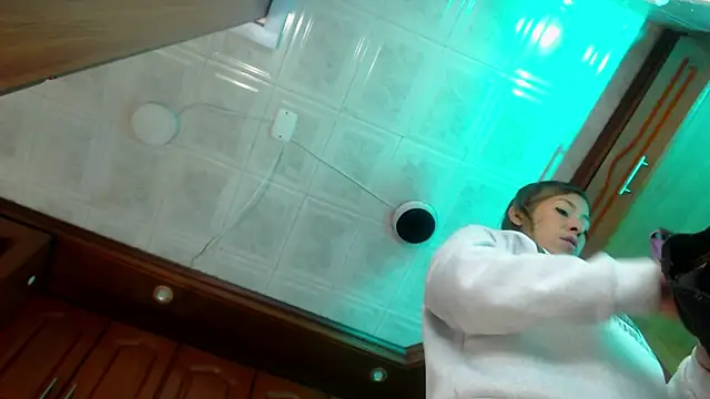 LaureenHills online show from March 6, 3:13 am