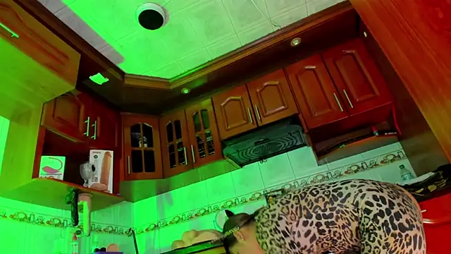 LaureenHills online show from March 20, 3:13 am