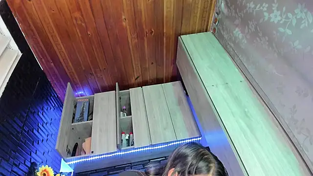 LaureenHills online show from October 3, 3:36 am