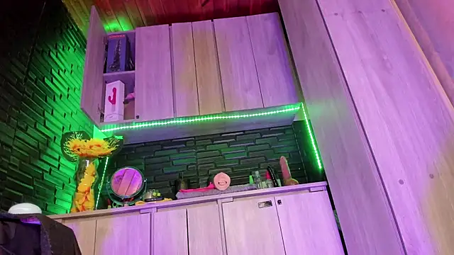 LaureenHills online show from December 15, 9:52 pm