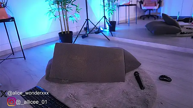 VanessaSimon online show from March 8, 1:14 pm