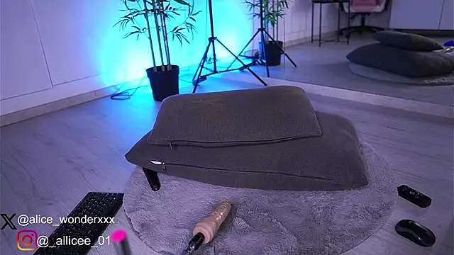 VanessaSimon online show from March 10, 9:32 am