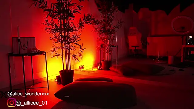 VanessaSimon online show from March 18, 6:03 am